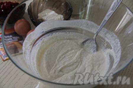 В миску влить кефир, всыпать манку, перемешать до однородности и оставить минут на 30, чтобы манка набухла.