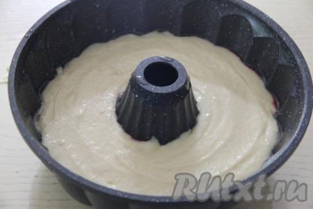 Поверх вишни равномерно выложить оставшееся тесто. Поставить манник в разогретую до 180 градусов духовку.