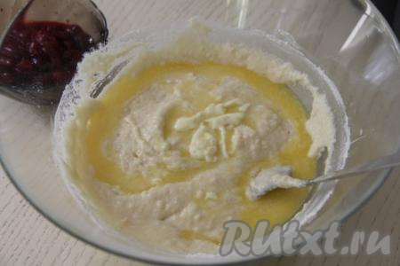 Сливочное масло растопить (например, в микроволновке), дать ему немного остыть, а затем влить в тесто, перемешать.