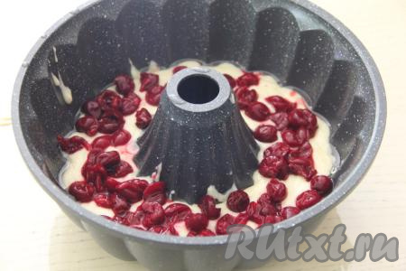 Затем выложить вишню. 