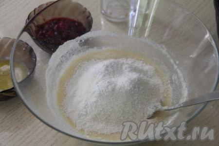 Затем добавить просеянную муку и разрыхлитель.