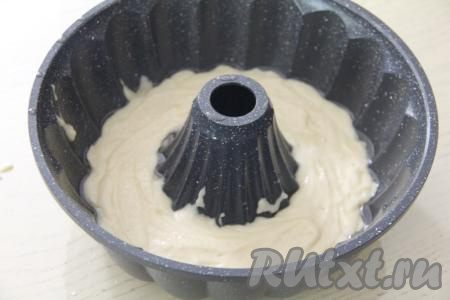 Форму для выпечки смазать маслом, выложить 1/2 теста, равномерно распределить. У меня форма для кексов диаметром 24 сантиметра с отверстием по середине.