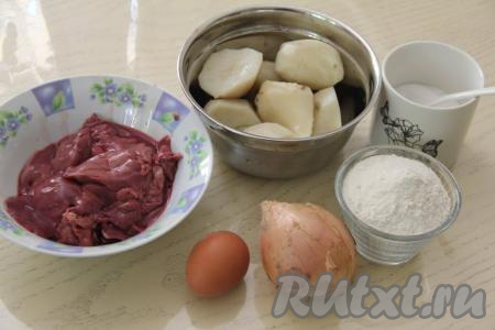 Подготовить продукты для приготовления картофельных зраз с куриной печенью. Куриную печень промыть водой. Яйцо для начинки сварить вкрутую (в течение минут 10 после закипания воды), а затем дать ему остыть и очистить. Очищенную картошку отварить в подсоленной воде до полной готовности (в течение 20-25 минут), затем воду слить.