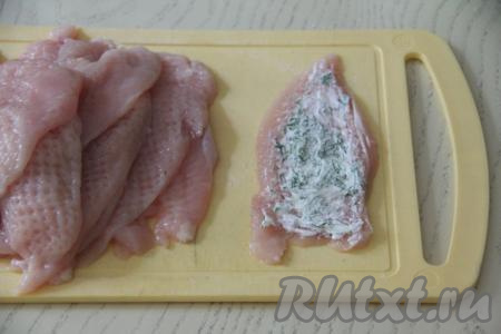 Каждую куриную отбивную посолить и присыпать любыми специями. Смазать отбивную тонким слоем смеси из зелени и майонеза.