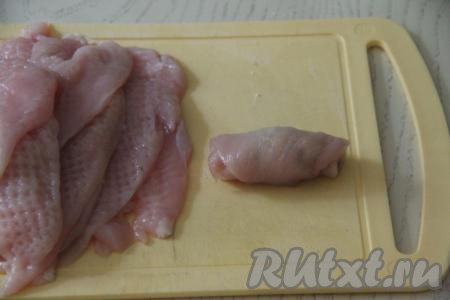 Свернуть куриную отбивную в плотный рулет, начиная со стороны с грибами.