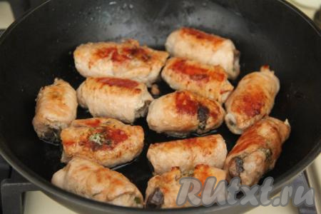 Обжарить рулетики со всех сторон до золотистого цвета на среднем огне. Затем влить немного воды, накрыть сковороду крышкой, сделать огонь минимальным, потомить рулетики минут 5-7. За это время можно один раз рулетики перевернуть.