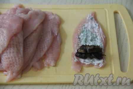 На край отбивной выложить 1 чайную ложку обжаренных грибов.