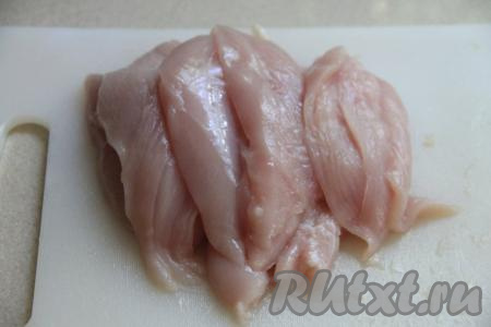 Куриное филе вымыть, обсушить, нарезать на плоские и длинные кусочки толщиной примерно 1 сантиметр. У меня получилось 12 плоских кусочков куриного филе.