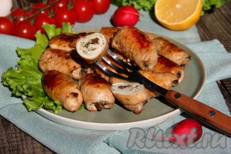 Готовые куриные рулетики с грибами переложить со сковороды на тарелку и подать к столу в горячем виде. А вот как аппетитно выглядят они в разрезе. Угощайтесь!