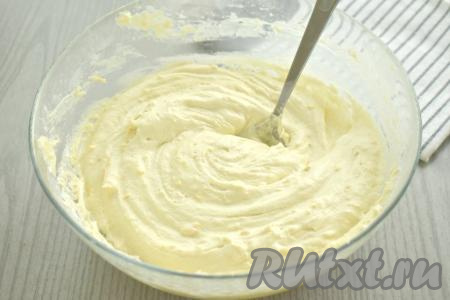 Добавляя понемногу оставшуюся просеянную муку и каждый раз полностью вмешивая её, замешиваем однородное, в меру густое, как на фото, тесто для апельсиновых миффинов. Как только добились нужной густоты теста, значит больше муку всыпать не нужно.