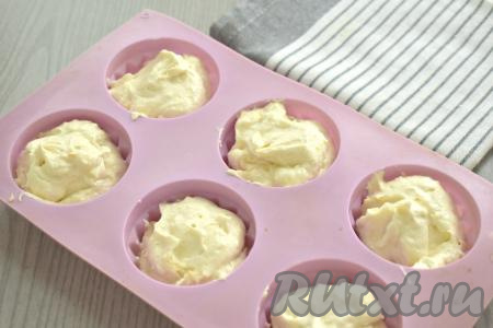 Тесто раскладываем по силиконовым формам, заполняя их на 2/3 объёма (тесто&nbsp; увеличивается в объёме в процессе выпечки, поэтому не нужно заполнять формочки до самого верха). Мне потребовалось 12 формочек. Апельсиновые маффины ставим в разогретую до 180 градусов, выпекаем минут 30-35. Для того чтобы проверить готовность маффинов, прокалываем маффин в центре сухой деревянной палочкой, если после прокалывания палочка останется и сухой, и чистой, значит выпечка готова.