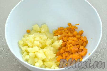 Непосредственно перед приготовления салата "Оливье" очищаем варёные овощи и яйца. Нарезаем картошку и морковь на маленькие кубики и складываем в глубокую миску.