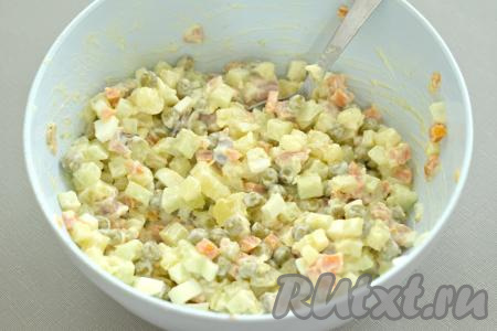 Пробуем на вкус, если нужно, досаливаем салат.