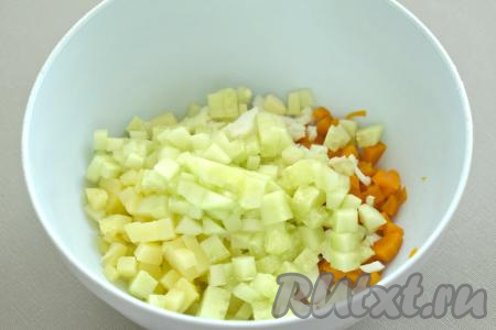 Свежий огурец очищаем от кожуры и тоже нарезаем на маленькие кубики, перекладываем в миску с овощами и яйцами.