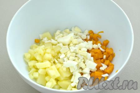 Яйца тоже нарезаем на маленькие кубики, добавляем в миску с нарезанными овощами. Для того чтобы "Оливье" получился вкусным, желательно все ингредиенты нарезать на кубики одинакового размера.