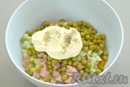 Заправляем салат "Оливье" с красной рыбой и свежим огурцом майонезом (или сметаной), перчим, перемешиваем.