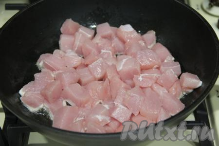 В сковороде хорошо разогреть растительное масло, после этого выложить кусочки индейки.