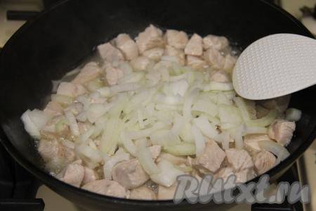 Обжарить индейку на среднем огне в течение 10 минут, периодически переворачивая мясо. Затем добавить в сковороду нарезанный лук, перемешать.