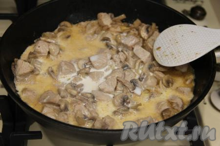 Влить сливки в сковороду, довести до кипения и уменьшить огонь до минимального.