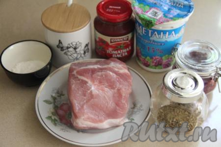 Подготовить продукты для приготовления свинины в сметанно-томатном соусе на сковороде. Свинину вымыть, обсушить.