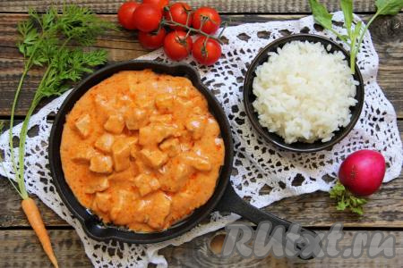 Нежную, сочную свинину вместе со сметанно-томатным соусом разложить со сковороды по тарелкам и с гарниром в горячем виде подать к столу.