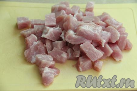 Нарезать мякоть свинины на кусочки размером 1 сантиметр на 1 сантиметр.&nbsp;