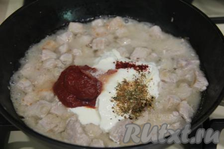 Влить воду в сковороду, перемешать. Добавить сметану, томатную пасту, соль и специи.