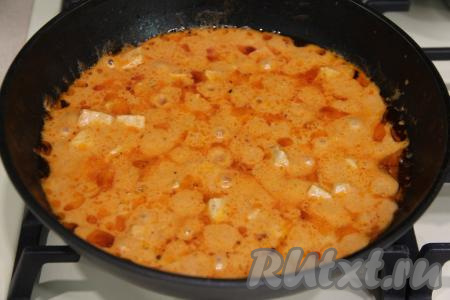 Тщательно перемешать, довести сметанно-томатный соус до кипения, уменьшить огонь до минимума, накрыть сковороду крышкой. Тушить свинину минут 15-20 (мясо должно стать мягким).