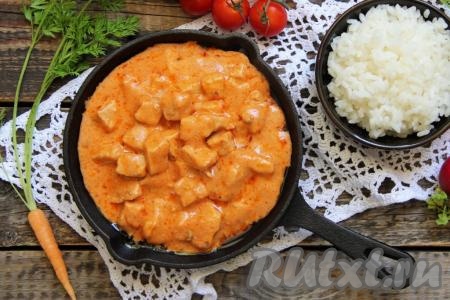 Свинина в сметанно-томатном соусе на сковороде