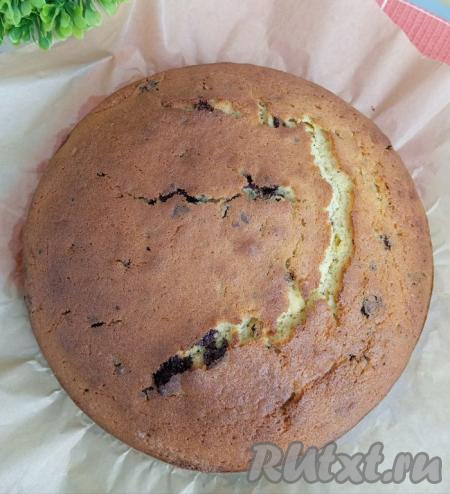 Отправляем форму в духовку, разогретую до 180 градусов, выпекаем апельсиновый кекс с шоколадом минут 50. Для того чтобы проверить готовность, проколите кекс сверху сухой деревянной шпажкой, если шпажка после прокола останется сухой и чистой, значит выпечка готова. Достаём готовый кекс из духовки, даём немного остыть в форме, после этого вынимаем из формы и оставляем остывать.