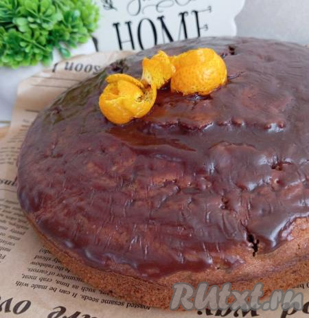 При подаче апельсиновый кекс можно присыпать сахарной пудрой или покрыть растопленным шоколадом.