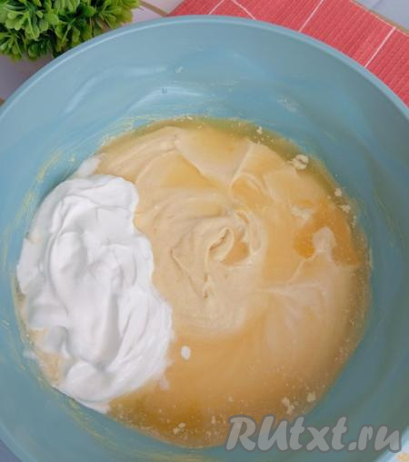 Далее добавляем в миску сметану и вливаем апельсиновый сок, снова хорошо перемешиваем миксером.