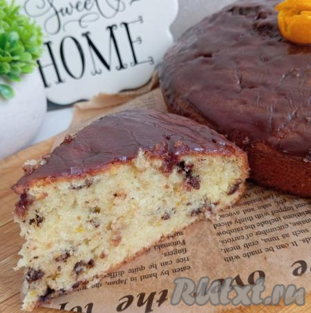 Нарезаем кекс на порционные кусочки и подаём к столу. А вот как выглядит наш апельсиновый кекс с шоколадом в разрезе. Угощайтесь!