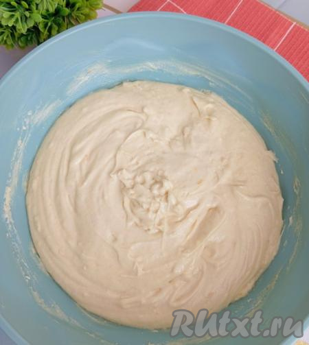 Затем постепенно добавляем небольшими порциями вторую половину муки, каждый раз тщательно перемешивая до однородности с помощью лопатки (или столовой ложки). Тесто для апельсинового кекса должно получиться однородным, в меру густым, напоминающим сметану средней жирности (или тесто на оладьи). Как только добились нужной густоты теста, значит больше муку добавлять не нужно.