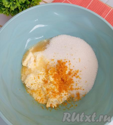 Апельсин тщательно моем, обсушиваем. С помощью мелкой тёрки снимаем с апельсина цедру, не затрагивая, находящийся под ней белый слой. Нам понадобится 1 чайная ложка цедры. Выдавливаем из апельсина 60 миллилитров сока. Если сока получится меньше 60 миллилитров, тогда долейте воду до нужного объёма. Сливочное масло должно быть комнатной температуры, поэтому заранее достаём его из холодильника. Выкладываем сливочное масло комнатной температуры в глубокую миску, добавляем сахар, подготовленную апельсиновую цедру, перемешиваем до однородности миксером.