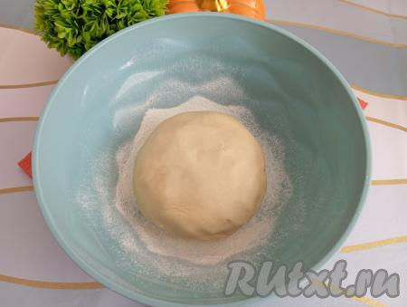 Добавляя частями муку, учитывайте, что тесто нужно собрать в мягкий, не липнущий к рукам шар. Как только добились нужной структуры теста, значит больше муку добавлять не нужно. Вымешивать песочное тесто долго не нужно, достаточно просто собрать его в шар. 