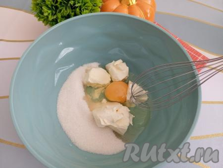 Теперь приступим к замешиванию песочного теста, для этого в глубокую миску выкладываем сливочное масло комнатной температуры, добавляем сахар, соль и яйцо. Перетираем получившуюся смесь до однородности венчиком.&nbsp;