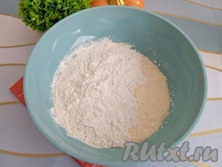 Добавляем разрыхлитель и половину просеянной муки, вмешиваем в песочное тесто. Постепенно добавляя оставшуюся муку, быстро замешиваем руками песочное тесто.&nbsp;