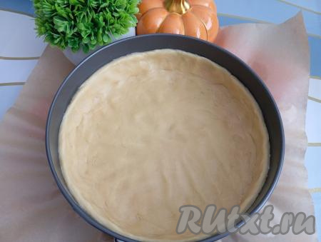 Застилаем дно формы для выпечки (я взяла разъëмную форму диаметром 22 сантиметра) пергаментной бумагой. Бока формы смазываем маслом. Песочное тесто равномерно распределяем по дну формы, формируем бортик высотой 4 сантиметра. Убираем форму с тестом в холодильник на 30 минут.&nbsp;