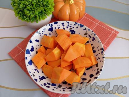 Сливочное масло для замешивания песочного теста должно быть комнатной температуры, поэтому его нужно достать из холодильника заранее. 350 грамм тыквы, очищенной от семян и кожуры, нарезаем на небольшие кубики и запекаем до мягкости в микроволновке на максимальной мощности (в зависимости от величины кусочков тыквы и её сорта на запекание обычно требуется 5-7 минут).&nbsp;