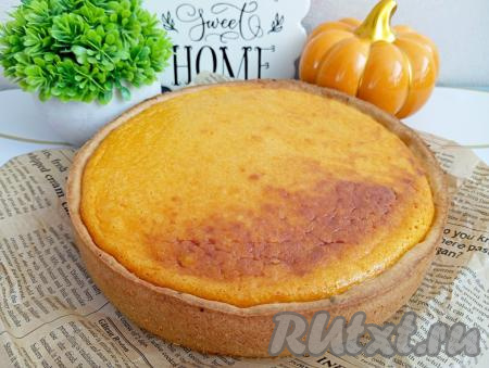 Готовый чизкейк должен хорошо подрумяниться. Начинка должна схватиться и стать более плотной. Форму с готовым тыквенным чизкейком достаём из духовки, даём выпечке немного остыть. Затем аккуратно с помощью лопатки отделяем тыквенный чизкейк от бортиков формы. Вынимаем из формы, перекладываем на плоскую поверхность и оставляем до полного остывания.