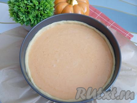 Форму с охлаждённым тестом достаём из холодильника. Вливаем аккуратно начинку поверх теста, равномерно распределяем.&nbsp;Отправляем форму в духовку, разогретую до 170 градусов, выпекаем тыквенный чизкейк с творожным сыром минут 50.