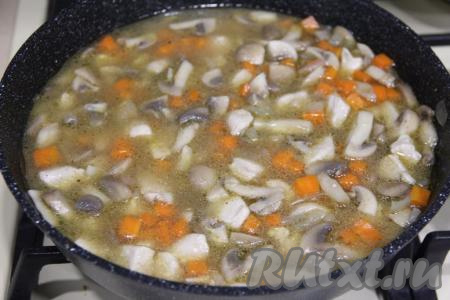 Всыпать рис, влить 400 миллилитров воды комнатной температуры, перемешать.