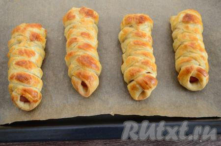 Сосиски в тесте запекать в разогретой до 200 градусов духовке в течение 30 минут (слоёное бездрожжевое тесто должно стать красивого золотистого оттенка).