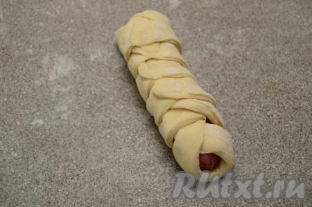 Вот такая заготовка сосиски в слоёном бездрожжевом тесте в виде косички должна получиться.