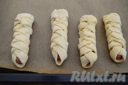 Аналогично сформировать все 4 заготовки слоек, выложить их на противень, застеленный пергаментом, на небольшом расстоянии друг от друга.