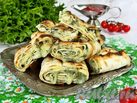 Решётку с готовым лавашом с сыром убрать с мангала и сразу, пока закуска горячая, подать к столу. Просто, сытно и вкусно, советую приготовить!