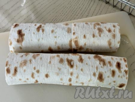 Разрезать получившийся рулет сначала на две части.