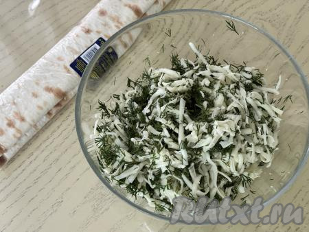 Сыр натереть на крупной тёрке в глубокую миску, добавить мелко нарезанную зелень, перемешать и начинка для лаваша готова.