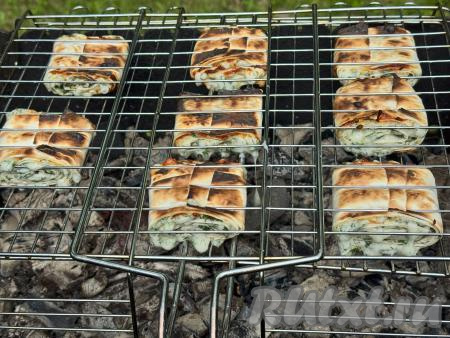 Жарить лаваш с сыром и зеленью на мангале без прямого огня, используя только жар углей, минут 8, часто переворачивая решётку, чтобы сыр расплавился, а лаваш равномерно подрумянился. Время приготовления зависит от жара углей вашего мангала, возможно, у вас будет готов лаваш чуть раньше или чуть позже.